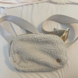 Lululemon Everywhere Belt Bag Sherpa - Cream